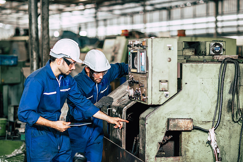 工厂机器维修服务工程师团队工作人员团队督察在工厂工作。
