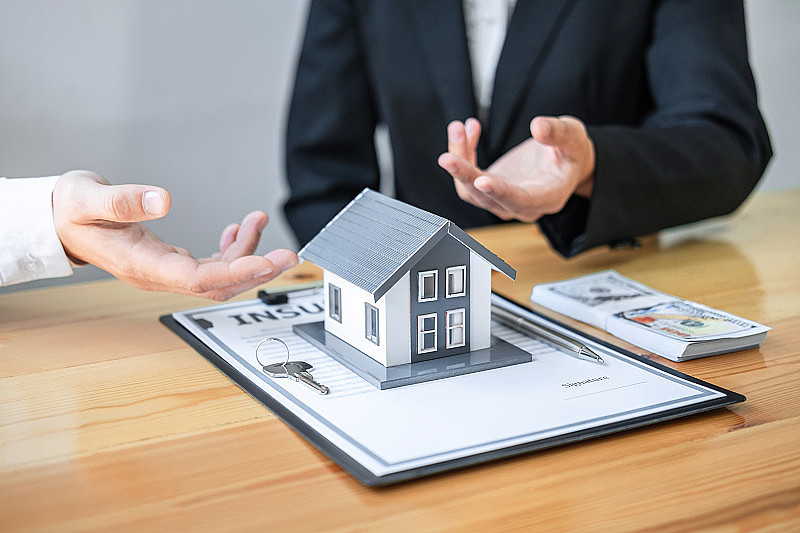 房地产经纪人在与客户讨论并签署批准的申请表、住房保险和房地产投资概念的协议合同后，向客户提供住房贷款和房屋