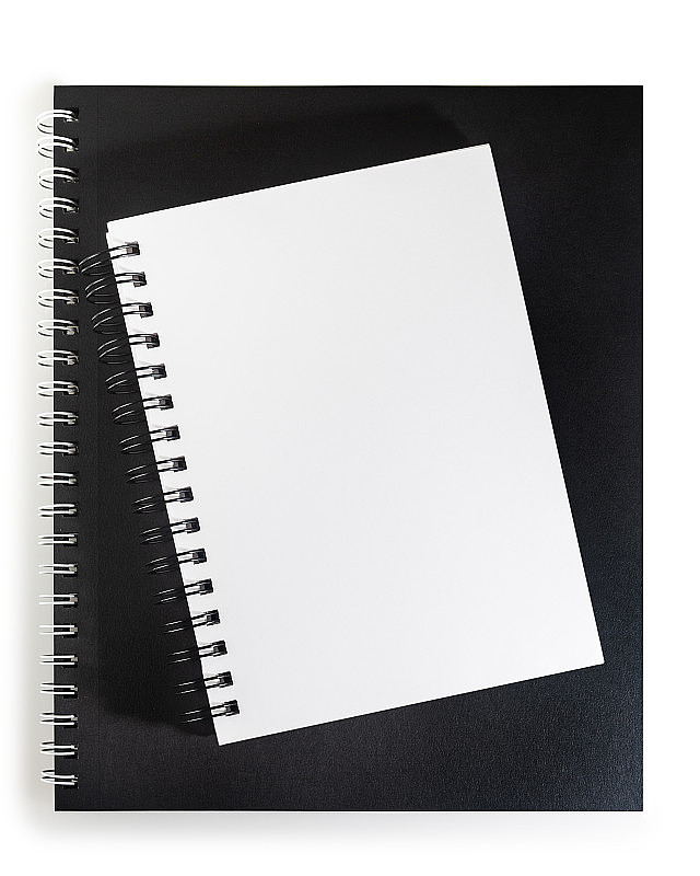 黑白空白页螺旋装订速写本，笔记本。复制空间，没有人，孤立在白色