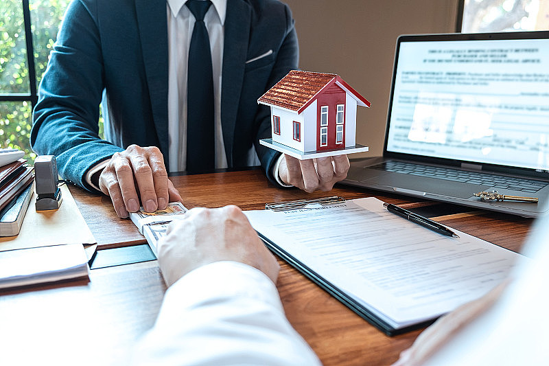 买卖合同购买房子，客户寄钱购买房屋贷款和钥匙从代理签署合同后，以批准的形式，保险和家庭概念购买房子