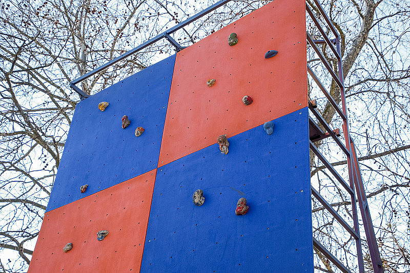 攀岩训练墙。人造石头是墙上的突出物。