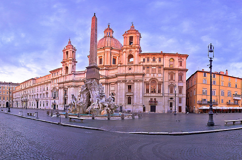 罗马。空的纳沃纳广场喷泉和罗马教堂