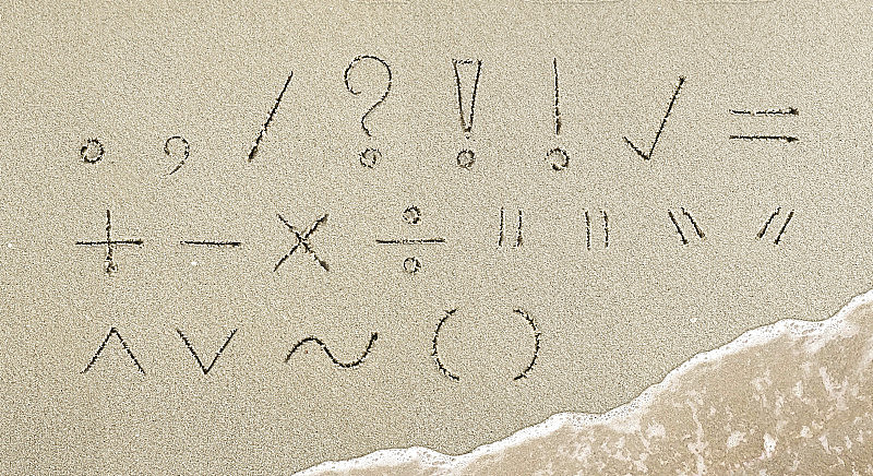在沙滩上的沙子上手写的标点符号