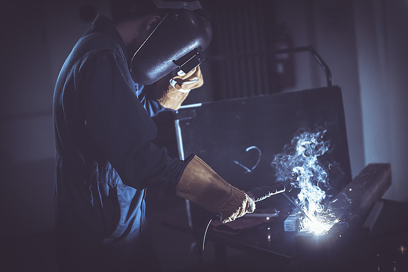 技术焊工是在装配车间焊接钢材，安全设备结构焊工是在工厂装配生产线焊接金属。劳动技能与建筑职业