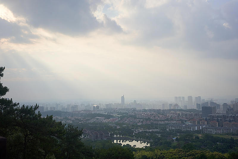 中国广西南宁的城市景观，在阳光的照射下。绿色城市空间观。