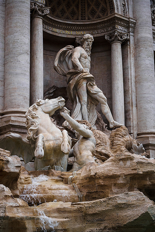罗马著名的特莱维喷泉中的尼普顿神像