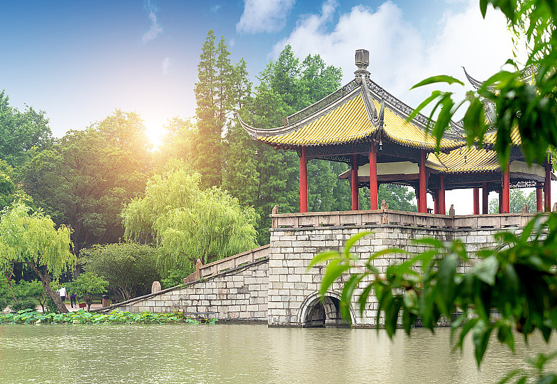 武亭桥，又名莲花桥，是中国扬州瘦西湖上的一座著名古建筑。