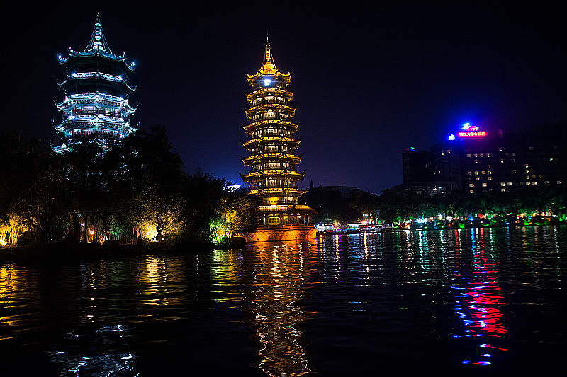 夜景桂林山湖上的日月塔