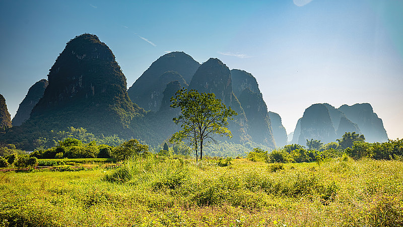 桂林山水，天然草地和喀斯特山脉。