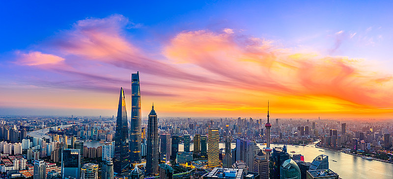 鸟瞰日落时分的上海天际线和城市景观。