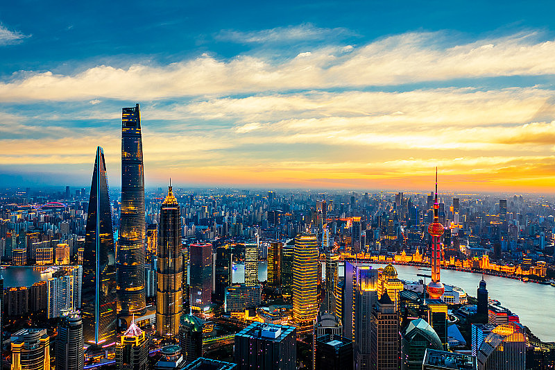 夜景鸟瞰图上海的天际线和城市景观。