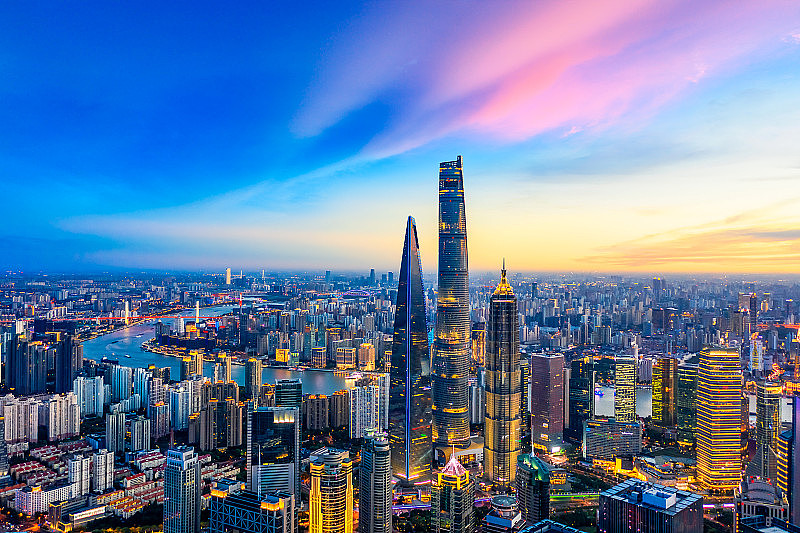 夜景鸟瞰图上海的天际线和城市景观。