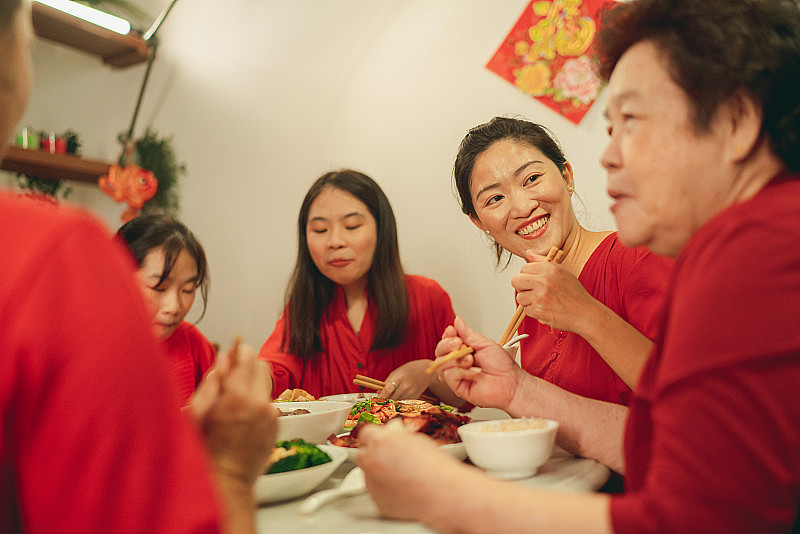 多代同堂的家庭成员在春节团圆饭期间的互动