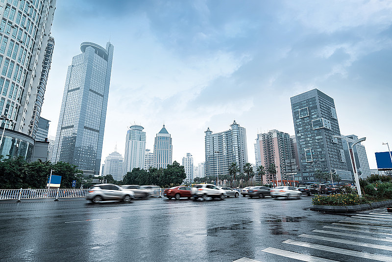 城市的高楼大厦和高速汽车，中国南宁的城市景观。