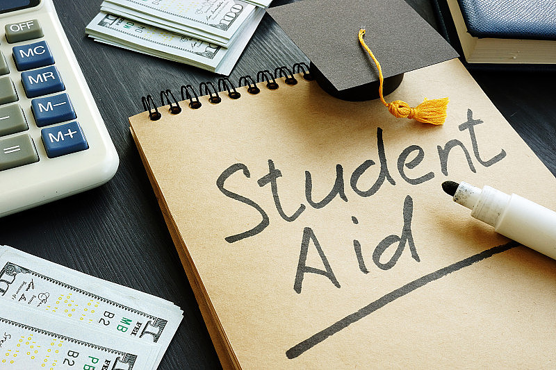 学生资助标志与小毕业帽和金钱。
