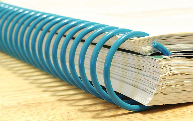 蓝色螺旋线装订的厚书