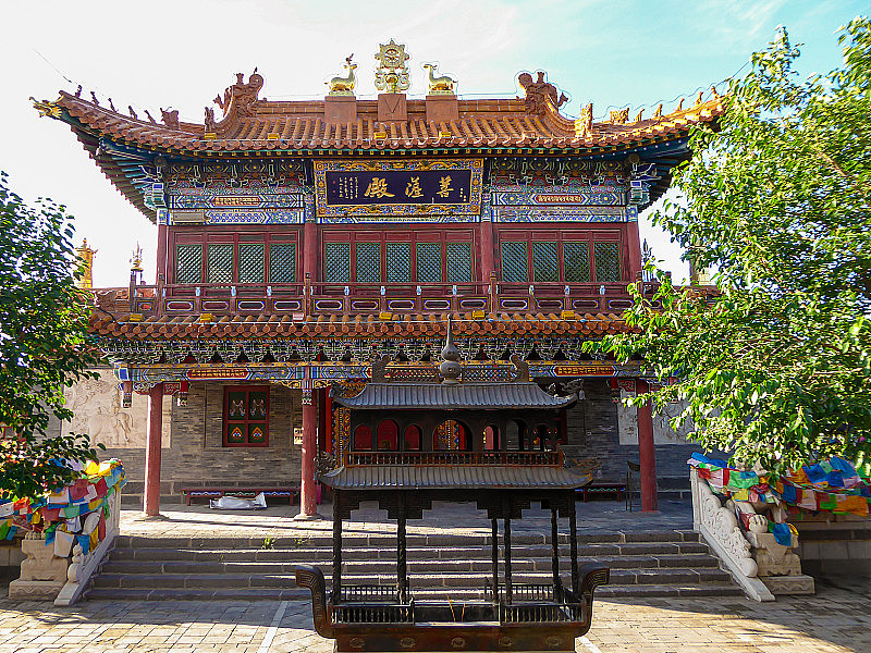 福州—福建福州的一座两层佛教寺庙.寺庙前有一个放蜡烛的地方