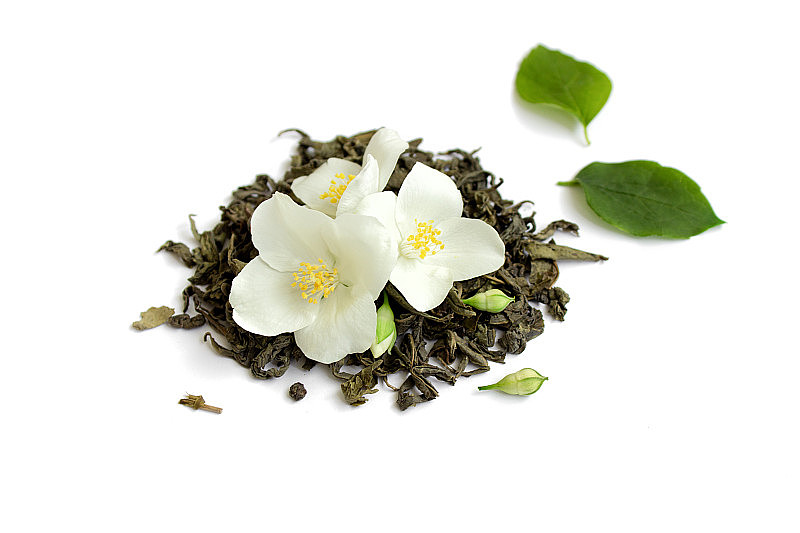 绿茶与茉莉花在白色孤立的背景，近，顶视图