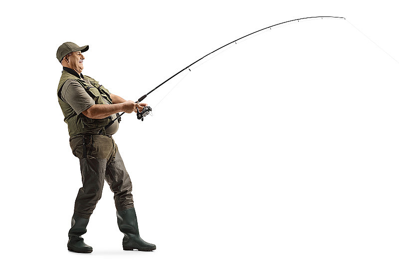 一个成熟的渔民在一个统一的捕鱼的全长侧面镜头