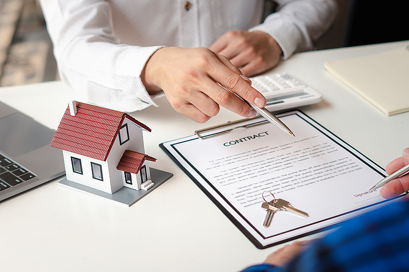 购买房屋或保险，保险代理人在签订合同前向客户解释租赁协议。按揭贷款的批准，住房贷款和保险的概念。