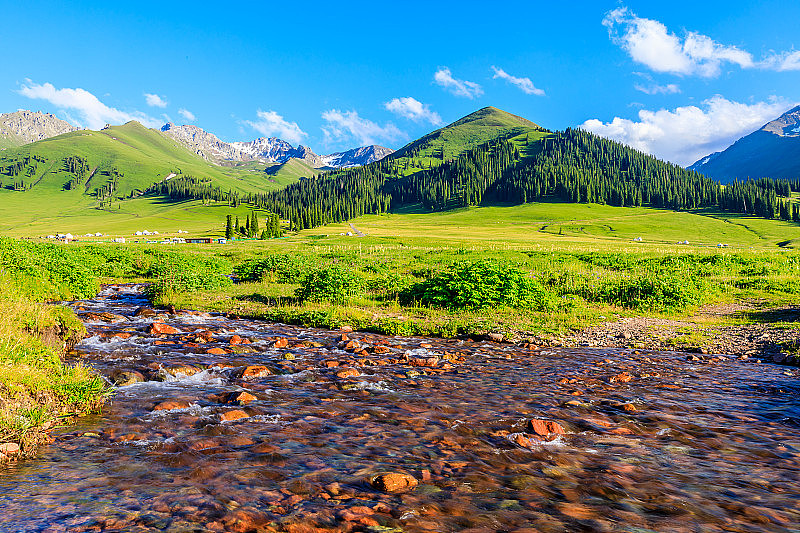 新疆那拉提草原以流水风光著称。