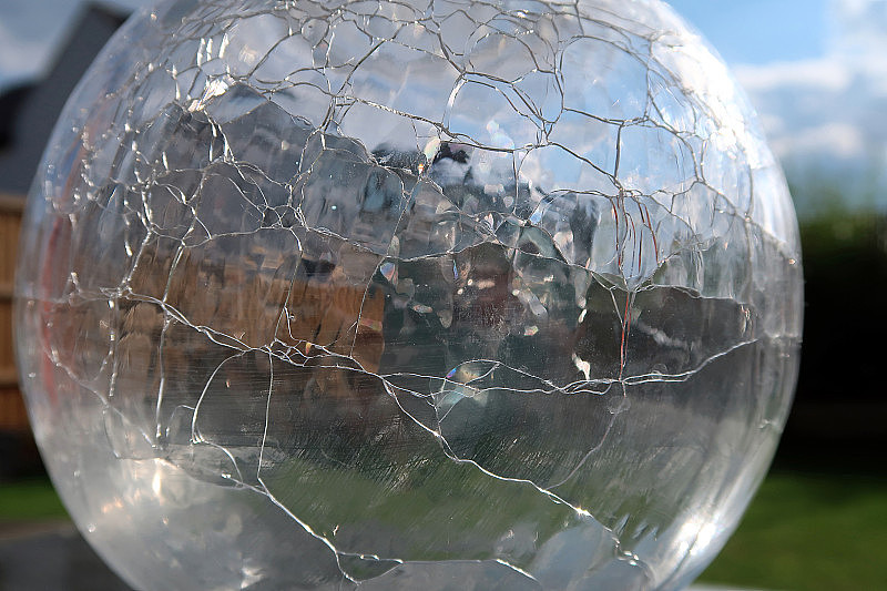 破碎的玻璃花瓶。折射，反射和扭曲的光。抽象的背景