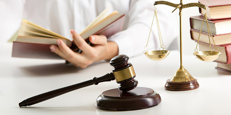 律师在法庭上处理合同文件和桌上的木槌。司法与法律，律师，法官的概念。