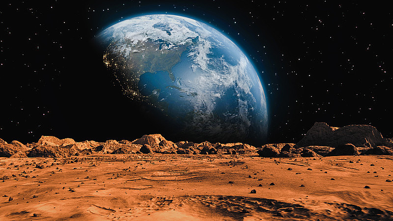 从火星表面看地球。火星表面布满了小岩石和红色的沙子。火星景观在锈橙色阴影，火星行星表面，沙漠，悬崖，沙子。红色的火星。概念空间抽象背景。