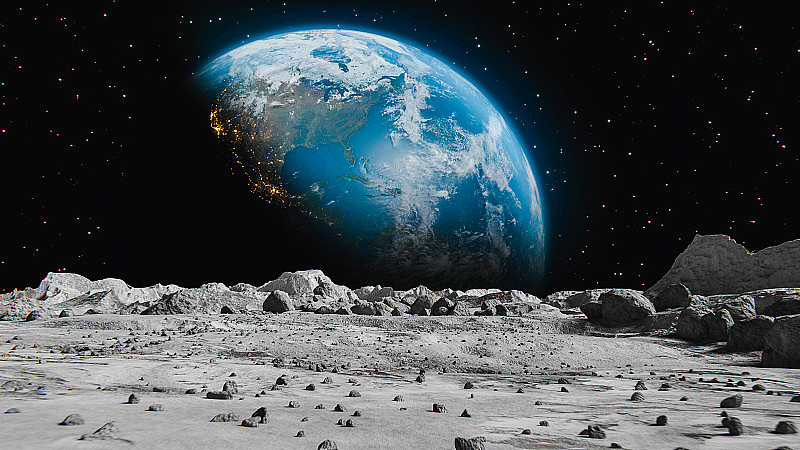 从月球表面看地球。月球表面布满了小岩石和沙子。飞越月球环形山。月球表面，沙漠，悬崖，沙地。概念空间抽象背景。