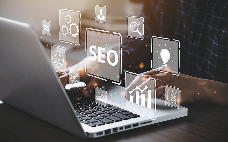 商人利用计算机分析SEO搜索引擎优化营销排名流量网站互联网商业技术概念。“n