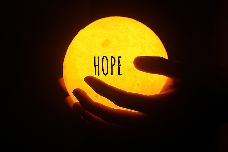 希望之光在手中。