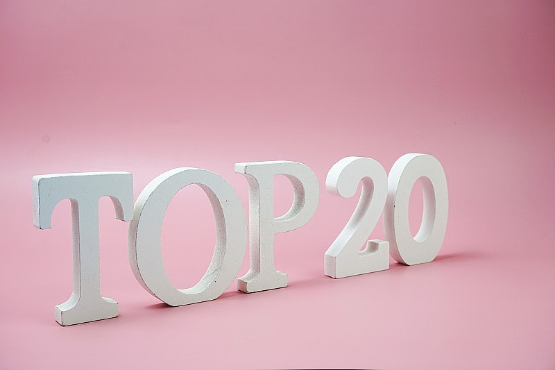 top20字母字母在粉红色的背景