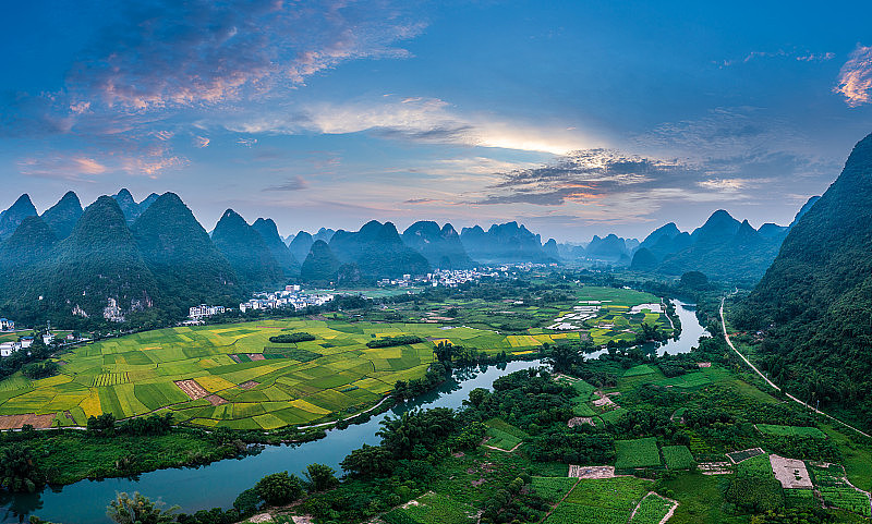 日落时分桂林山水自然景观的鸟瞰图