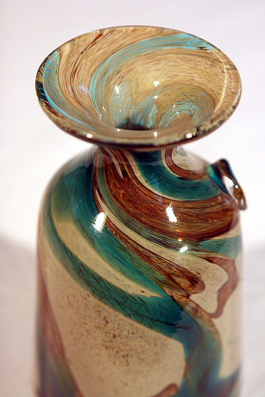 手工吹制的玻璃花瓶，色彩纷呈