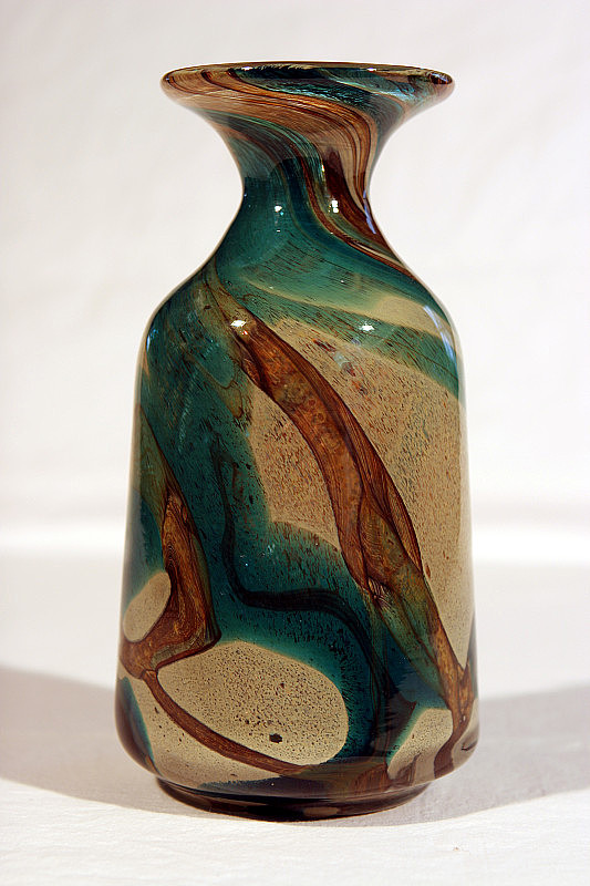 手工吹制的玻璃花瓶，色彩纷呈