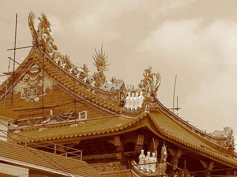 屋顶上的佛寺正在建设中