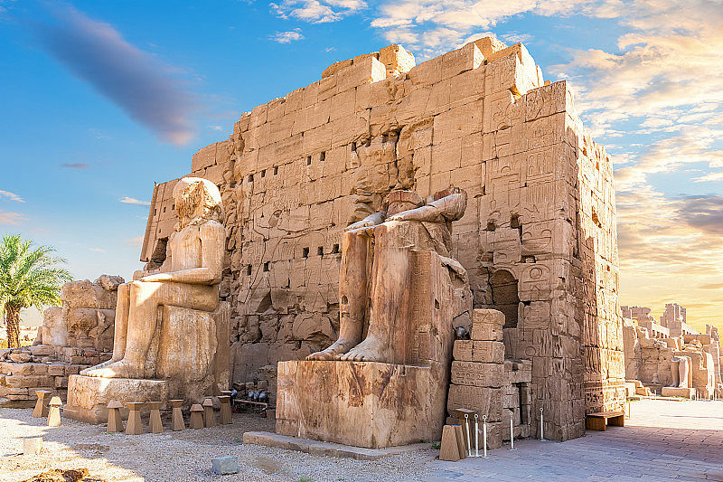 埃及，卢克索，卡纳克神庙的第三塔门面和雕像