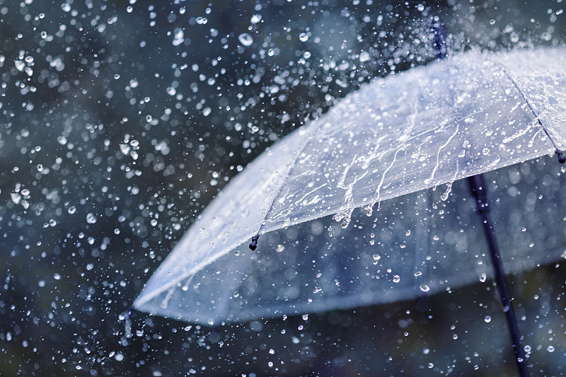 雨伞上雨珠图片图片