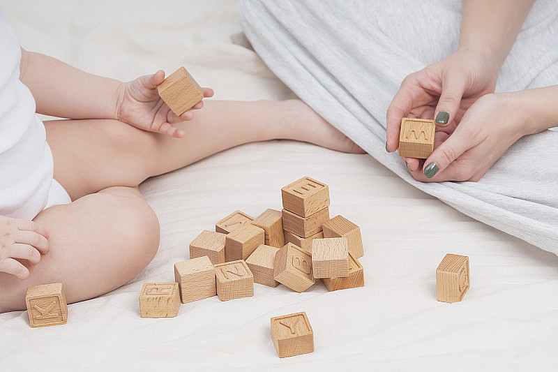 孩子在玩带有英文字母的方块.理念早教,幼教在家.教育游戏