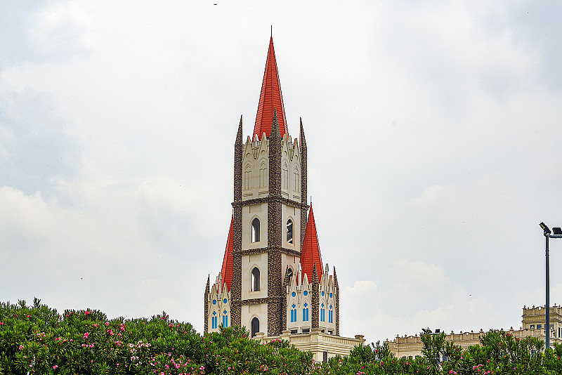 一座红色哥特式尖顶教堂