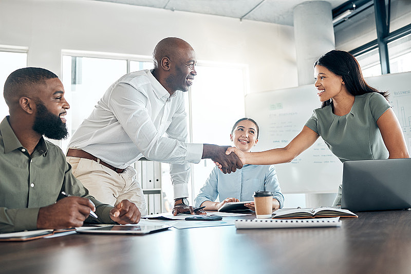 握手，办公室多元化和会议欢迎公司入职或合作。在公司董事会与员工进行介绍、协议和谈判。