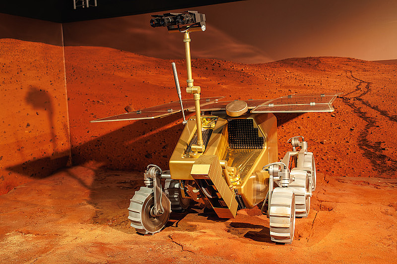 火星漫游者，设计用于在火星表面行走的轮式机动机器人车辆