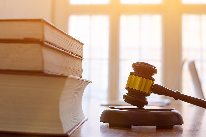 木制法官木槌作为法官桌上正义的象征，用于法律案件的司法制度和公民权利与法官的社会正义观念。立法理念，公正审判诉讼。