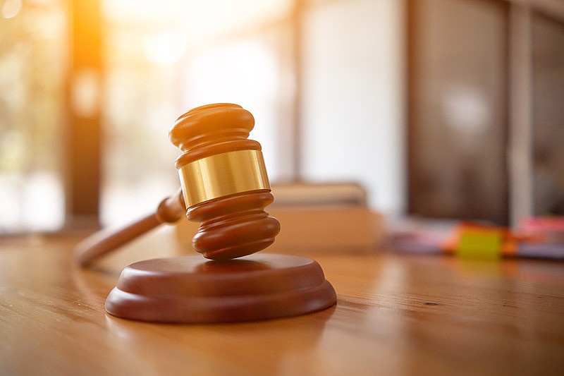 木制法官木槌作为法官桌上正义的象征，用于法律案件的司法制度和公民权利与法官的社会正义观念。立法理念，公正审判诉讼。