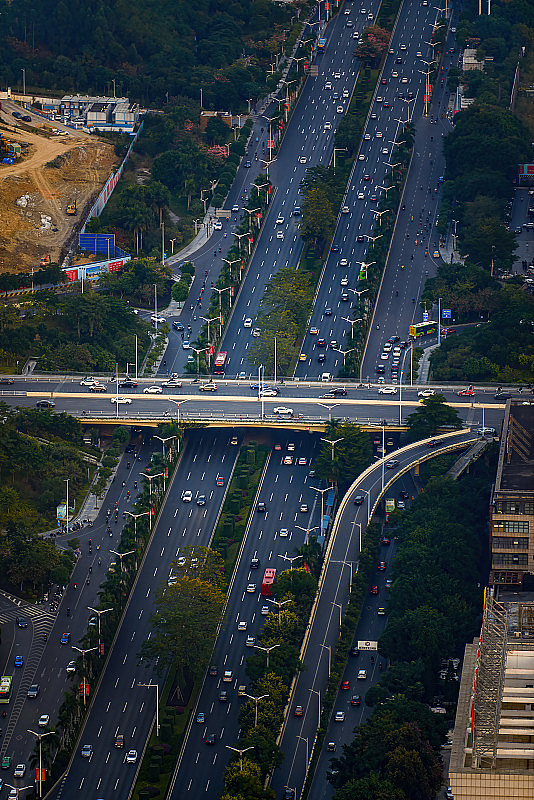 从上面看，中国广西南宁的城市道路立交桥