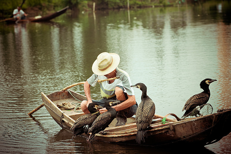 传统的中国渔民在河上