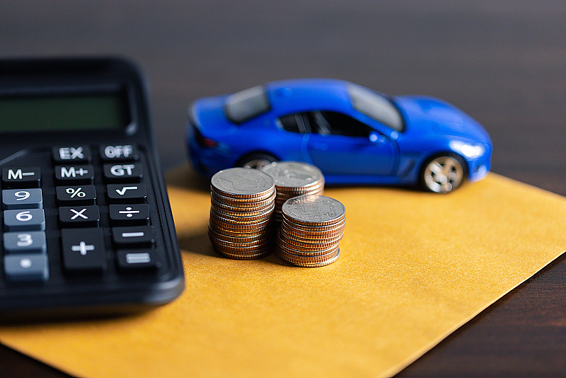 车贷概念，存钱买车概念，以车换现金概念，金融概念。