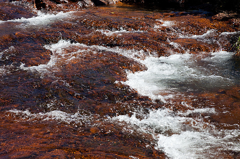 红岩上的流水
