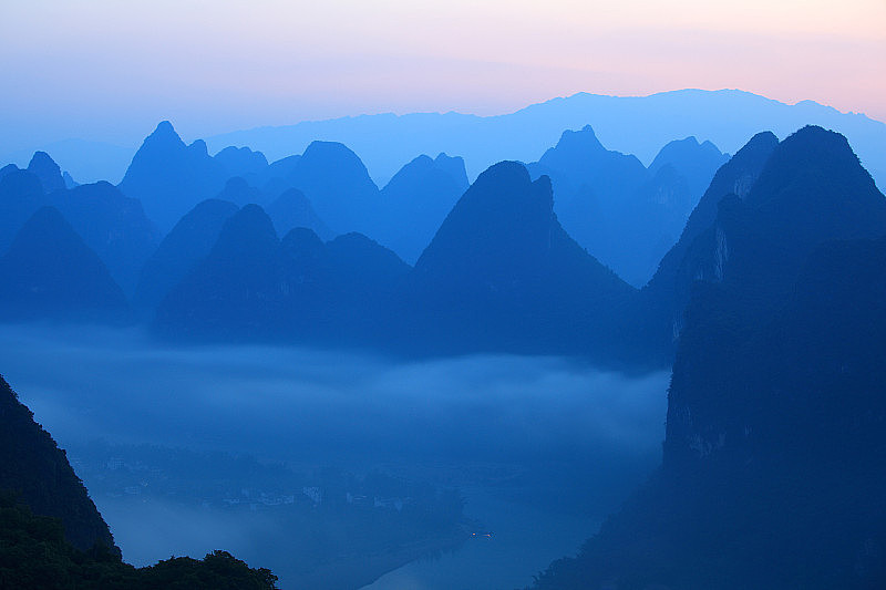 日出时分的桂林薄雾山