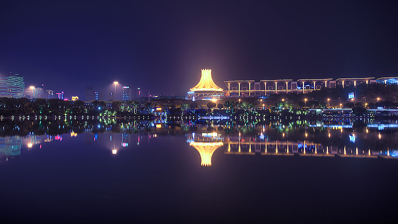 夜晚的现代城市，中国南宁